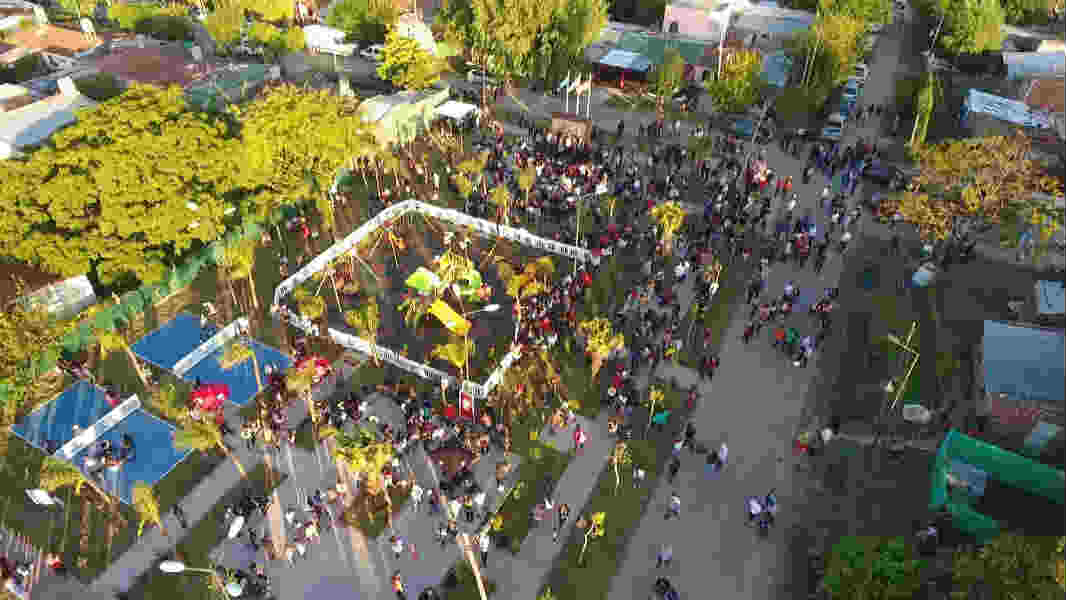 Julio Zamora inauguró la plaza N°27 y anunció obras de asfalto y gas para el barrio Las Tunas