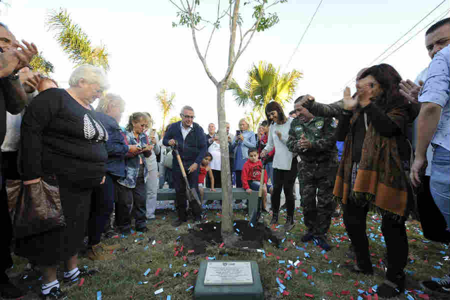 Julio Zamora inauguró la plaza N°27 y anunció obras de asfalto y gas para el barrio Las Tunas