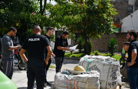 San Fernando realizó un operativo de concientización y despeje de veredas en el barrio Villa Jardín