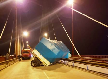 Un camión cargado con plomo volcó en el puente Zárate Brazo Largo
