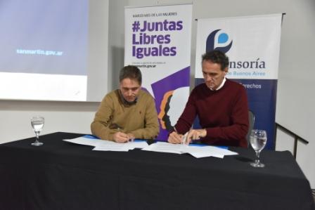 En ese sentido, tras la firma del convenio entre el intendente Gabriel Katopodis y el defensor del Pueblo de la Provincia Guido Lorenzino, los funcionarios y funcionarias municipales participaron de la “Capacitación en perspectiva de género”.

