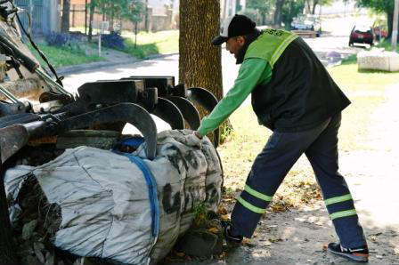 Orden Urbano de San Fernando despejó veredas y concientizó en el barrio Villa Federal Orden Urbano de San Fernando despejó veredas y concientizó en el barrio Villa Federal