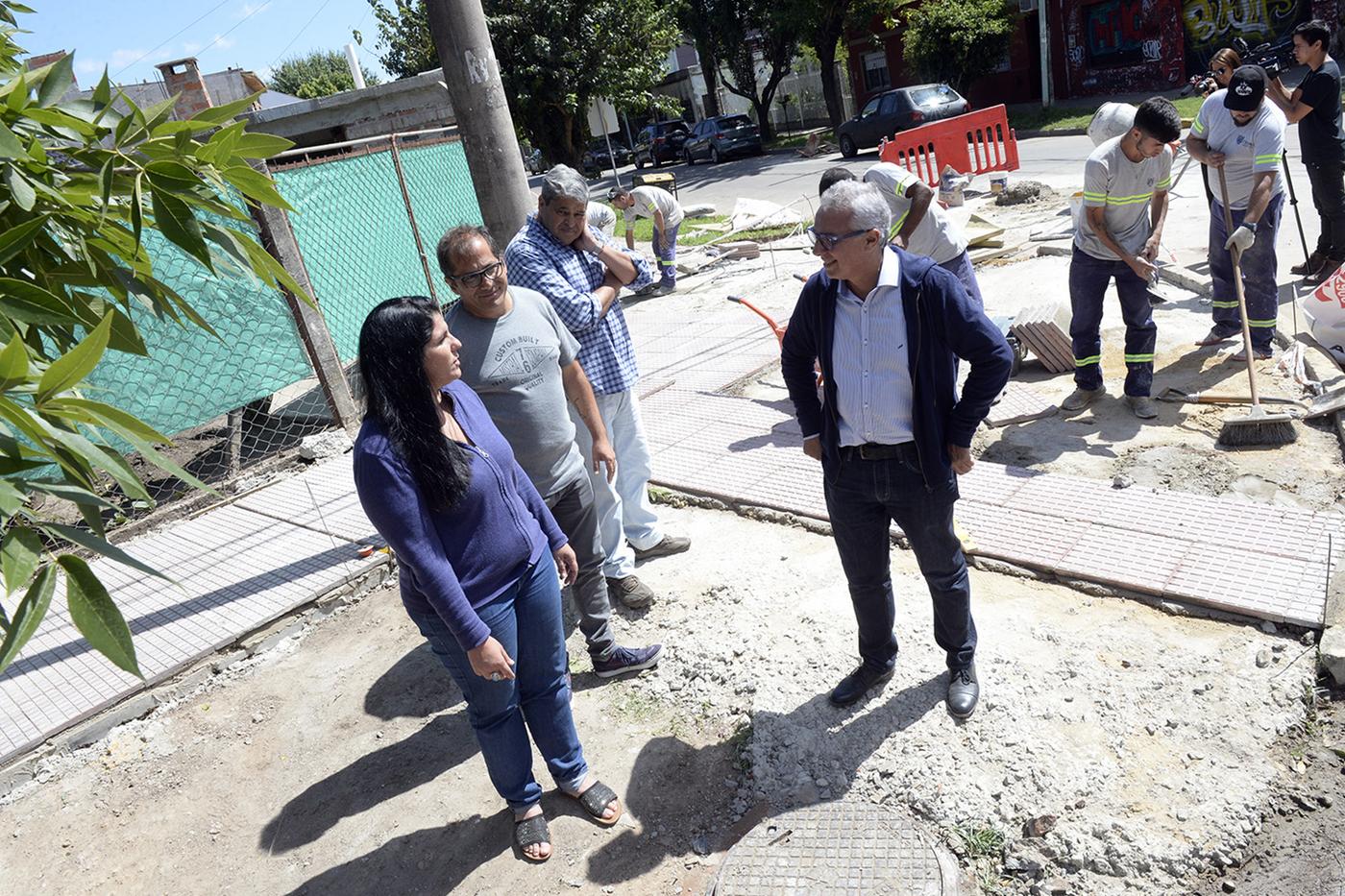 El intendente de Tigre, Julio Zamora, supervisó el inicio de plan de veredas para la zona, que se realiza sobre 200 mts, en las calles Riobamba y Av. América de la localidad. Además, se colocarán nuevos cestos de residuos y refugios en las paradas de colectivos.