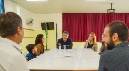 Familias del Colegio Stella Maris de Munro, recibieron al intendente de Vicente López, Jorge Macri, para hablar del impacto que tuvieron las becas otorgadas por parte de la municipalidad en su día a día.
