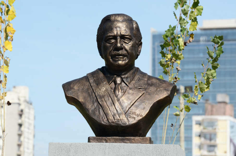 Jorge Macri homenajeó a Ricardo Alfonsín con la presentación de un busto del expresidente
