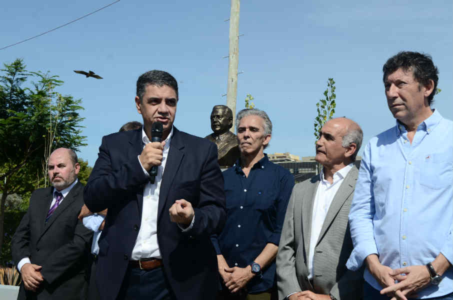 Jorge Macri homenajeó a Ricardo Alfonsín con la presentación de un busto del expresidente