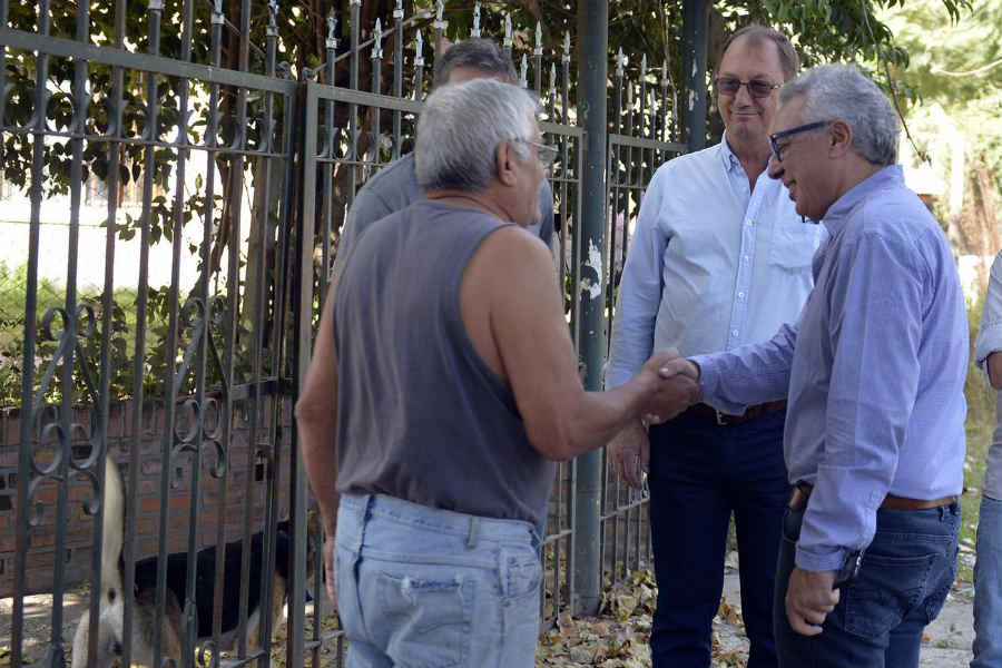 Julio Zamora dialogó con los vecinos de Las Tunas sobre los avances en obras de gas, pavimento y veredas