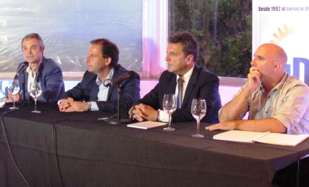 ergio Massa visitó el partido bonaerense de Escobar. Allí, junto al Intendente local Ariel Sujarchuk, jefes comunales, industriales, trabajadores y referentes del FR  y el PJ, Massa destacó la importancia de defender a las Pymes y a la industria nacional con todos los sectores productivos 