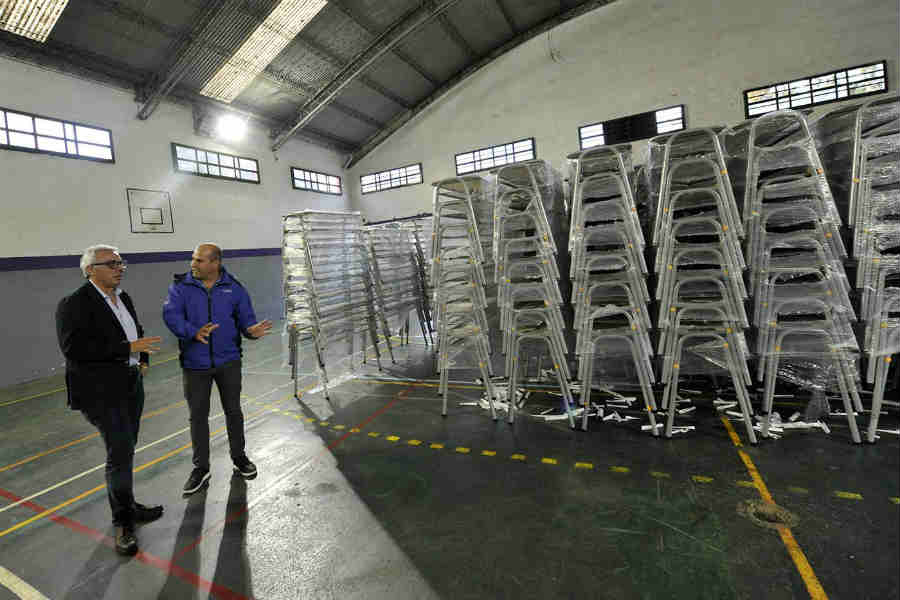 Tigre entrega sillas y bancos nuevos para 4500 alumnos de las escuelas primarias públicas 