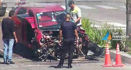 Las cámaras de seguridad captan un violento triple choque en San Fernando 