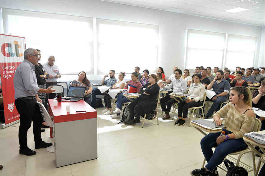 En el Centro Universitario del distrito, el municipio capacitó a personal de Protección Ciudadana, Política Sanitaria y Servicios Públicos. El intendente Julio Zamora dio la bienvenida a los agentes y les transmitió el compromiso de la gestión local con la comunidad.
