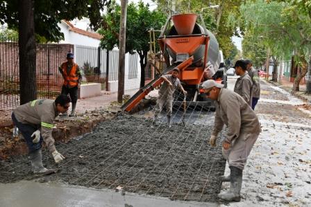 Andreotti supervisó la pavimentación de la calle Belgrano