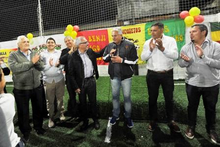 El Club Social Villa Carupá festejó con los vecinos la inauguración de su cancha de césped sintético