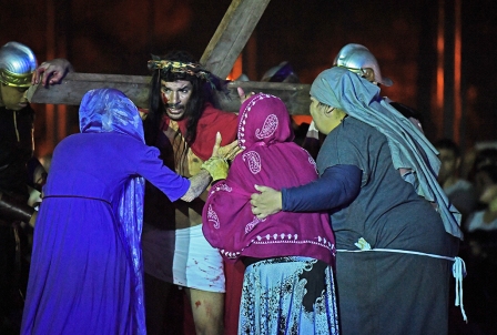 En Viernes Santo, se representó el Vía Crucis en la plaza Carlos Gardel de Virreyes