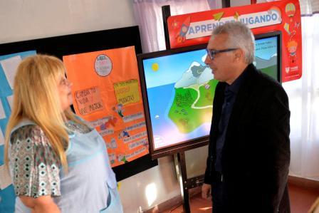 Julio Zamora presentó las primeras pantallas táctiles interactivas para los jardines de infantes Julio Zamora presentó las primeras pantallas táctiles interactivas para los jardines de infantes