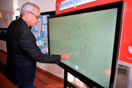 Julio Zamora presentó las primeras pantallas táctiles interactivas para los jardines de infantes