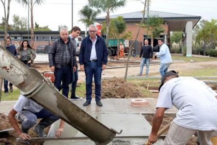El intendente Julio Zamora supervisó las obras en la Plaza Juana Manso