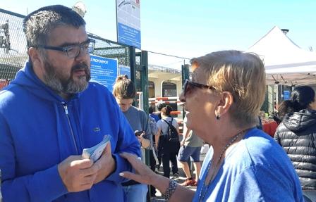El concejal y presidente del PJ de San Isidro Fabian Brest recorrió el distrito en una tarea en la que habitualmente realiza para escuchar y acercarles propuestas a vecinos y comerciantes.
