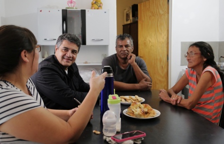 Jorge Macri se reunió con las dos familias que recibieron su vivienda en el marco del proyecto de mejoras en el barrio Las Flores de Vicente López.
