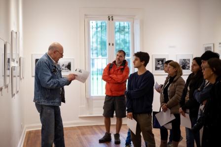 Con una visita guiada cerró la muestra fotográfica Aborígenes del Gran Chaco, expuesta en Quinta Trabucco