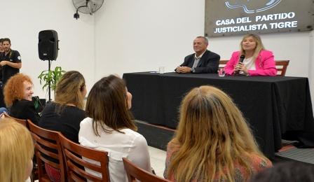 En el Partido Justicialista de Tigre, la Diputada Nacional y sobrina nieta de Eva Perón, Cristina Álvarez Rodríguez, participó de una disertación junto a dirigentes locales y vecinos.