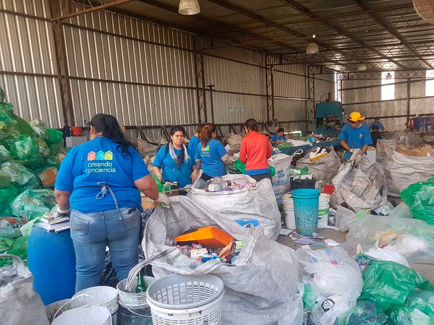 Una cooperativa de ex cartoneros que fabrica bancos de plaza con plástico reciclado informó hoy que inauguró su primer local de venta al público en el partido bonaerense de Tigre y que su línea de mobiliario urbano ya está presente en 20 plazas de la Ciudad de Buenos Aires y el conurbano.