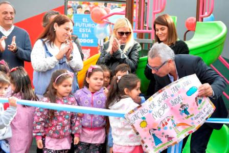  Julio Zamora, criticó la falta de compromiso del gobierno provincial con la educación pública y el abandono en salud y seguridad. Fue durante la inauguración de los nuevos juegos del jardín N°927.