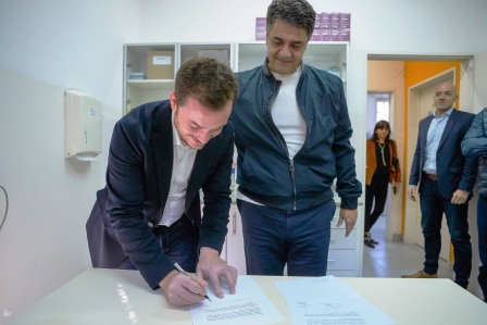 El intendente de Vicente López, Jorge Macri, junto al ministro de Salud de la provincia de Buenos Aires, Andrés Scarsi, concretaron la firma de un convenio de colaboración entre el distrito y el gobierno de la Provincia, a partir del cual se pondrá en valor nueve UAPs 
