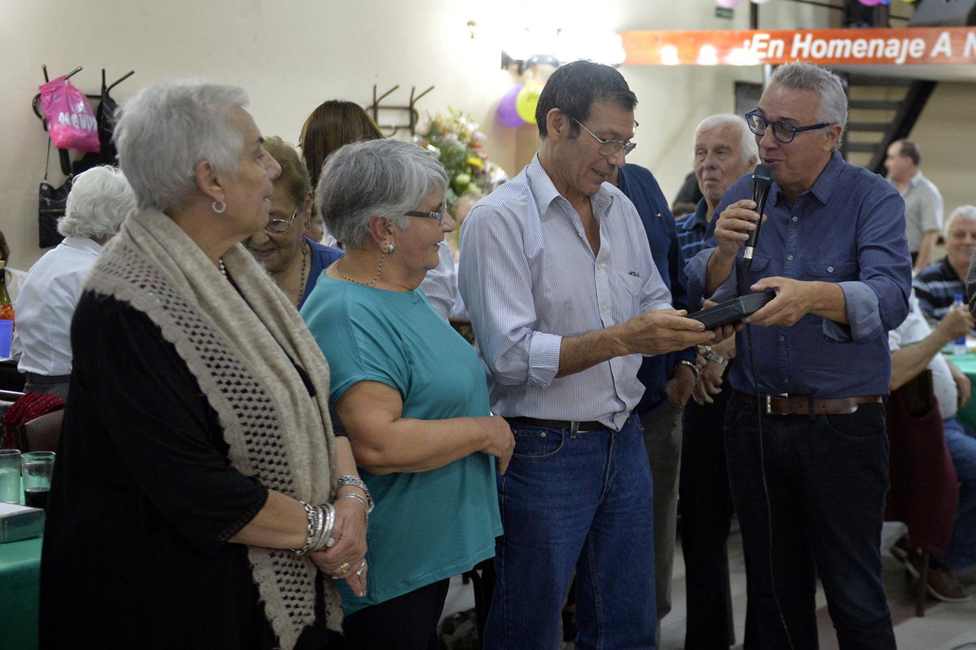 Julio Zamora anunció una ayuda económica para mejoras edilicias en el Centro de Jubilados 2 de Abril 
