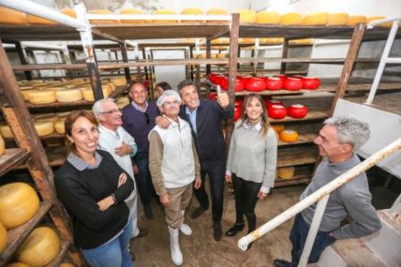 Sergio Massa recorrió este martes el partido de General Pinto, donde visitó la fábrica de quesos Rodemar y dialogó con sus dueños sobre las dificultades que atraviesa el sector