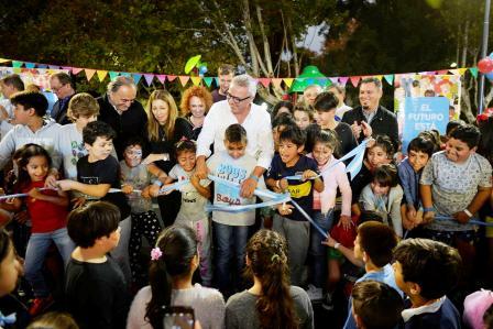 Julio Zamora inauguró juegos nuevos, una cancha de básquet y una estación aeróbica en la plaza Bernardino Rivadavia