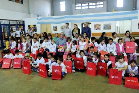 Julio Zamora destacó a una docente y entregó material educativo a alumnos de la Escuela Primaria N°55