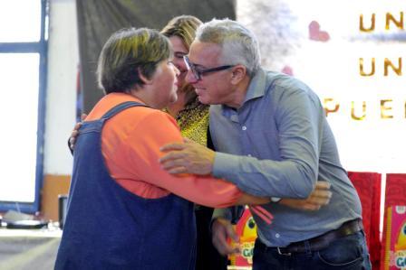 Julio Zamora destacó a una docente y entregó material educativo a alumnos de la Escuela Primaria N°55