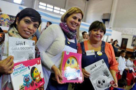 Julio Zamora destacó a una docente y entregó material educativo a alumnos de la Escuela Primaria N°55