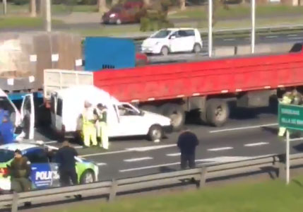 Un muerto al chocar una camioneta y un camión en la autopista Panamericana