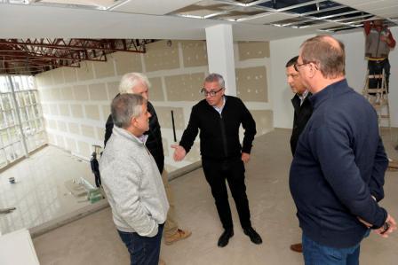 Acompañado por su equipo de trabajo, el intendente de Tigre, Julio Zamora, supervisó las tareas de la etapa final del Hospital de Diagnóstico Inmediato (HDI) de Don Torcuato. Es el segundo de un total de tres que impulsa el municipio con fondos propios.
