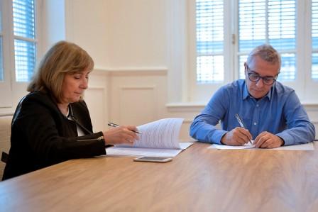 En el Palacio Municipal, el intendente Julio Zamora y la presidente de FEHGRA, Graciela Fresno, acordaron un mecanismo de cooperación que permitirá la difusión de la oferta turística del distrito a nivel provincial y nacional, entre los afiliados a la entidad.
