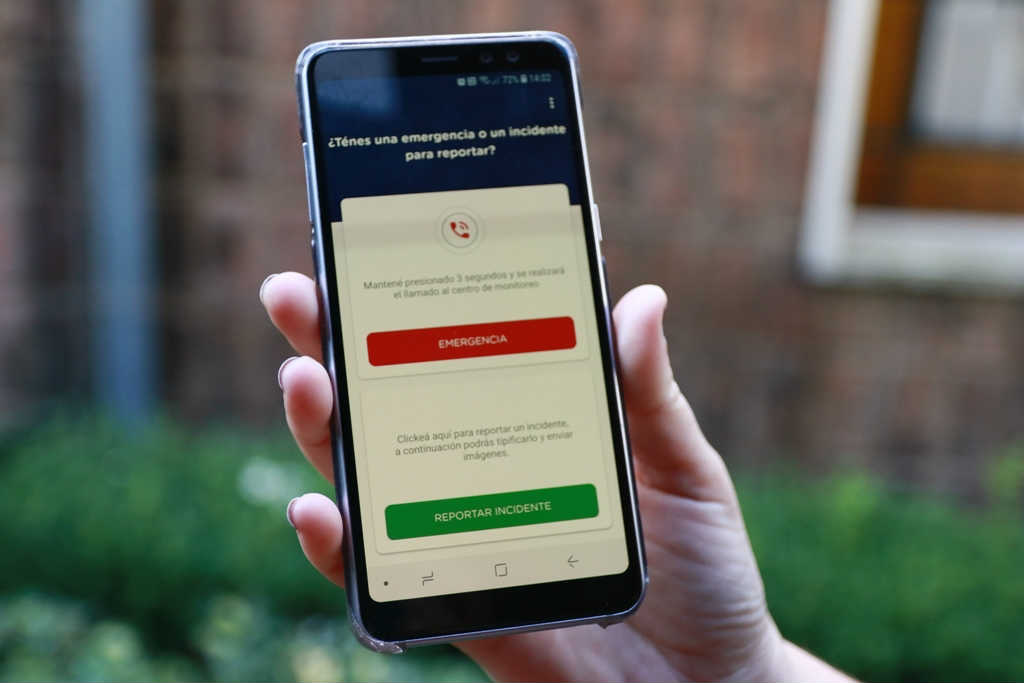 La aplicación móvil unifica los llamados de emergencias policiales, de salud y bomberos. También permite reportar incidentes y hacer denuncias. 

