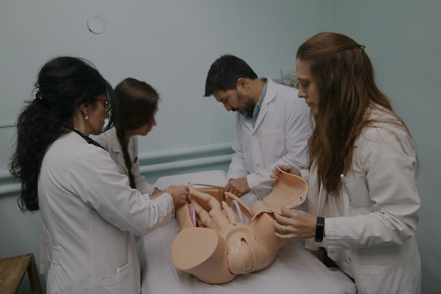 El hospital Materno Infantil de San Isidro incorporó un simulador de parto