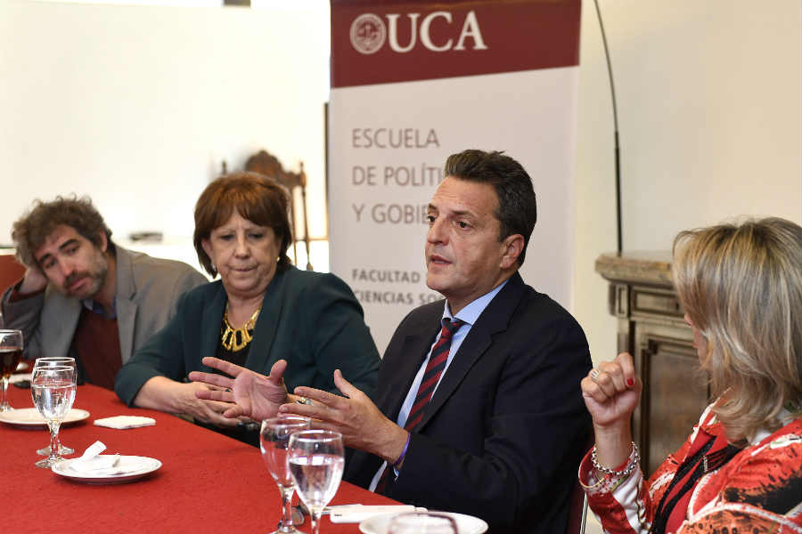 Massa se acercó este lunes a la Universidad Católica Argentina (UCA), donde se reunió con sus autoridades y participó con alumnos del ciclo “Candidatos en las Aulas