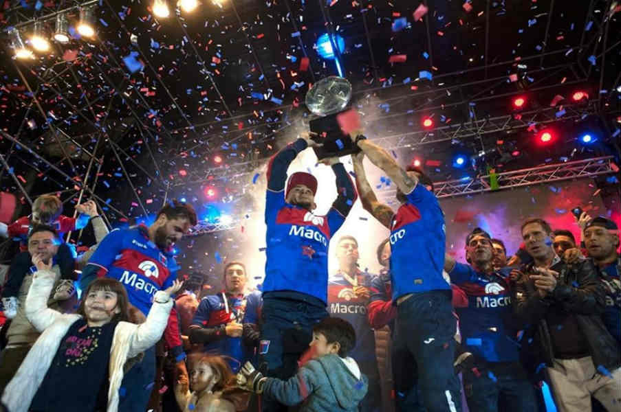 Multitudinario festejo de Tigre en Victoria para celebrar el primer título de su historia Multitudinario festejo de Tigre en Victoria para celebrar el primer título de su historia