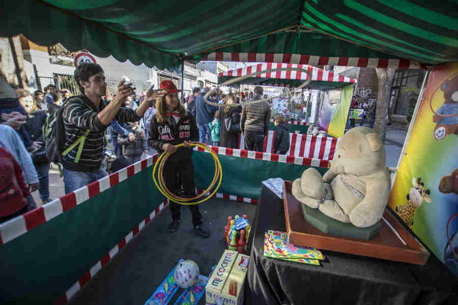 Cientos de familias se acercaron al centro comercial de la ciudad para disfrutar de talleres de arte, gastronomía, kermesse, danza y un cierre musical con Queendom, uno de los mejores grupos tributo a Queen. 
