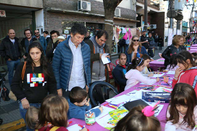 Cientos de familias se acercaron al centro comercial de la ciudad para disfrutar de talleres de arte, gastronomía, kermesse, danza y un cierre musical con Queendom, uno de los mejores grupos tributo a Queen. 
