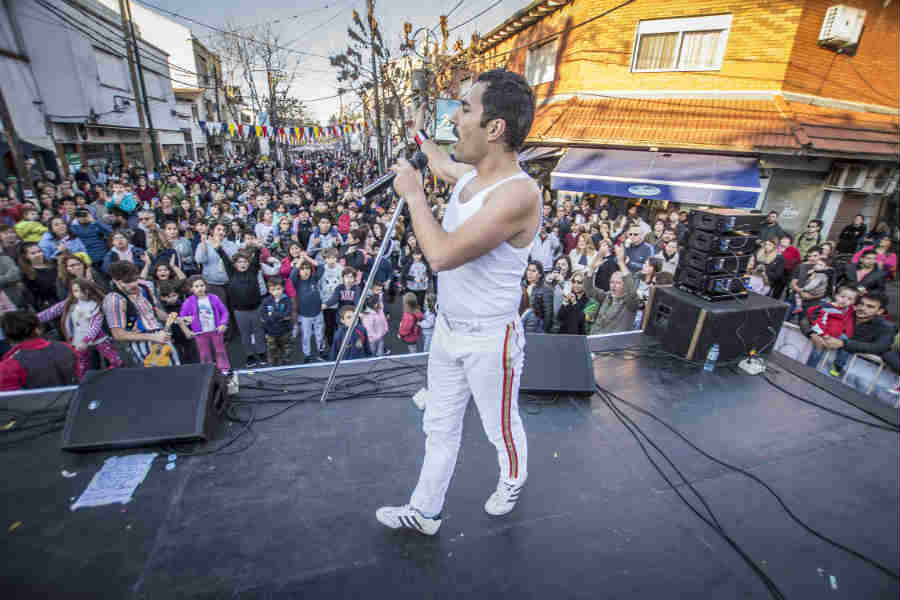 Cientos de familias se acercaron al centro comercial de la ciudad para disfrutar de talleres de arte, gastronomía, kermesse, danza y un cierre musical con Queendom, uno de los mejores grupos tributo a Queen. 
