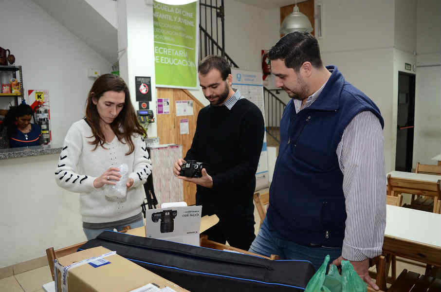 El municipio de Vicente López entregó equipos de video y sonido a la escuela de cine “El Mate”, entre los que hay una cámara réflex digital Canon, un control remoto original de la misma marca, un grabador portátil, un trípode con bolso de transporte y cuatro discos rígidos externos.
El municipio de Vicente López entregó equipos de video y sonido a la escuela de cine “El Mate”, entre los que hay una cámara réflex digital Canon, un control remoto original de la misma marca, un grabador portátil, un trípode con bolso de transporte y cuatro discos rígidos externos.