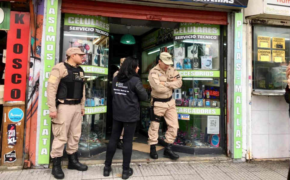 Secuestran 260.000 pesos en celulares y mercadería de contrabando en Vicente López