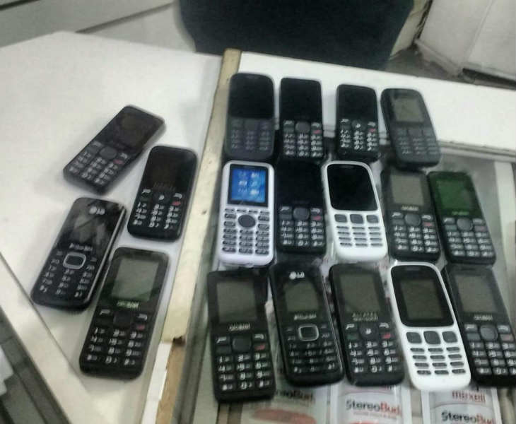 Secuestran 260.000 pesos en celulares y mercadería de contrabando en Vicente López