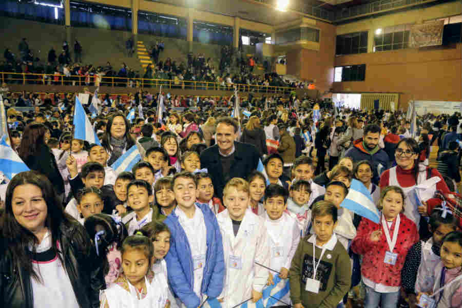 El intendente Gabriel Katopodis acompañó a los estudiantes de 4° grado, en las dos ceremonias que se realizaron en la Sociedad Alemana de Gimnasia de Villa Ballester.