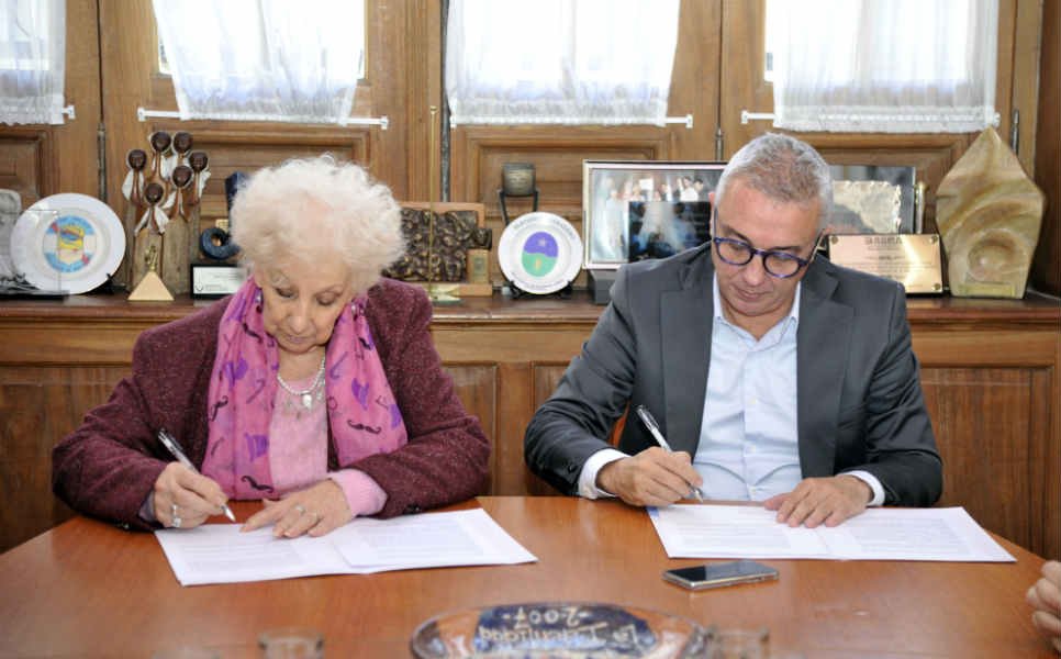 El intendente Julio Zamora y la titular de la entidad, Estela de Carlotto, rubricaron el acuerdo que pretende profundizar el trabajo conjunto.