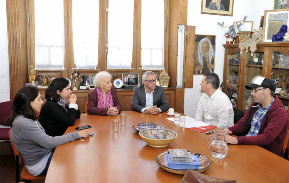 El intendente Julio Zamora y la titular de la entidad, Estela de Carlotto, rubricaron el acuerdo que pretende profundizar el trabajo conjunto.